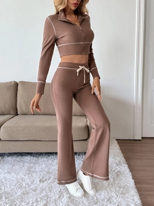 Detailansicht des braunen Zweiteilers mit Crop-Zip-Jacke und Schlaghose mit Kordelzug