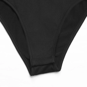 Détail du bas du body noir avec fermeture à boutons-pression et coutures doubles renforcées
