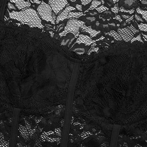 Détail de dentelle florale noire avec baleines de soutien sur un body ajusté sophistiqué