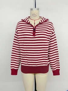Dettaglio maglione a righe rosse e bianche con mezza zip, cappuccio e polsini a coste