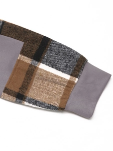 Détail des coutures patchwork à carreaux britanniques et du poignet en tissu gris
