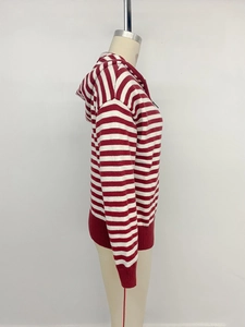 Dettaglio della felpa in maglia a righe rosse e bianche con polsini a coste