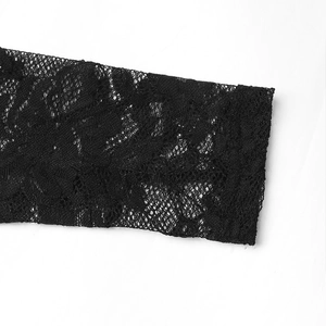 Gros plan sur la dentelle florale noire et le tissu en maille semi-transparente