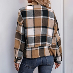 Vue arrière de la veste à carreaux vintage pour femme avec revers et tissu brossé