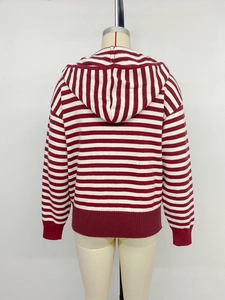 Vista posteriore della felpa in maglia a righe rosse e bianche con bordi a coste