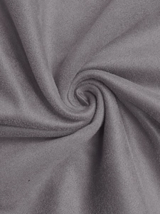 Gros plan détaillé de la texture du tissu écossais gris montrant le molleton doux et épais