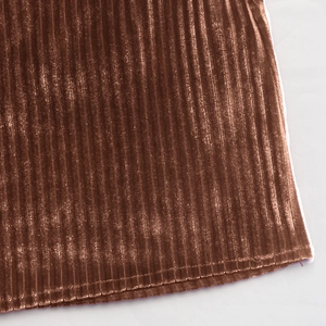 Détail du tissu plissé marron foncé avec rayures verticales et éclat velouté