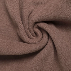 Nahaufnahme der dicken dunkelbraunen Fleece-Stoffstruktur zeigt weiches Material