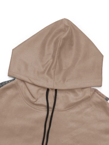 Détail du sweat à capuche en daim camel avec empiècement à carreaux écossais