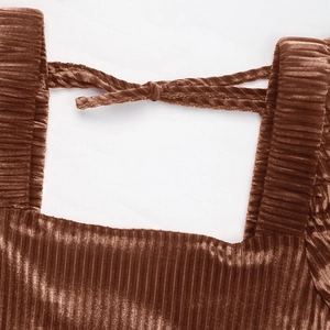 Détail du décolleté carré avec cordon sur robe en velours côtelé marron foncé