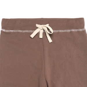 Detail der dunkelbraunen Freizeithose mit elastischem Bund und cremefarbenem Kordelzug