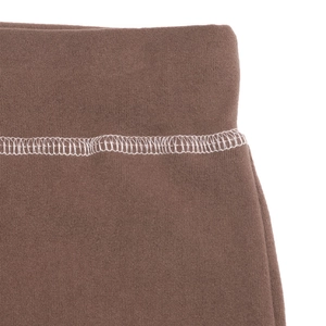 Detail eines braunen Fleece-Sets mit weißen Kontrastnähten und hohem Hosenbund