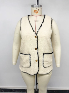 Dettaglio gilet in pile con scollo a V, cuciture blu a contrasto e bottoni marroni su manichino