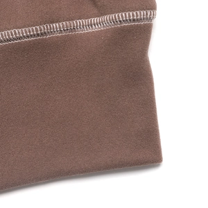 Detail von kaffeebraunem Stoff mit präziser Doppelnaht am Saum des Sportanzugs