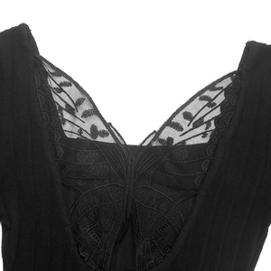 Détail d'une robe noire côtelée avec broderie papillon délicate et empiècement en tulle