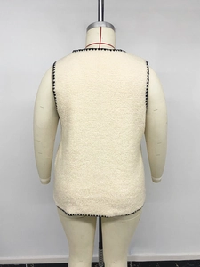 Dettaglio posteriore gilet oversize in pile beige con cuciture a contrasto nere