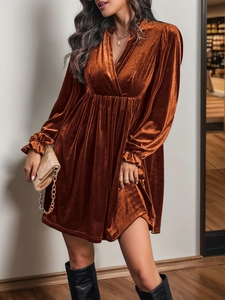 Détail de la robe courte en velours col V avec poignets à volants de couleur caramel