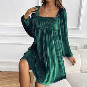 Robe courte en velours vert foncé à manches longues avec col carré et tissu plissé