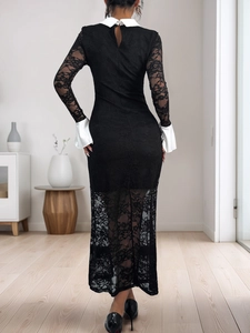 Détail d'une robe en dentelle noire élégante avec col montant blanc et dos évidé chic
