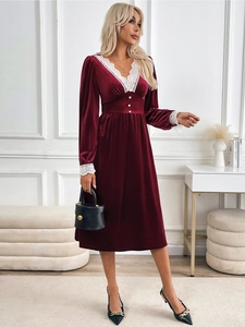 Détails de dentelle col V et texture velours sur robe midi bordeaux à manches longues