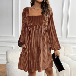 Robe mini élégante en velours plissé marron avec col carré et manches bouffantes