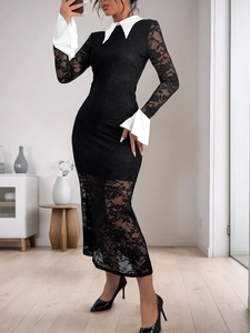 Détail de robe en dentelle noire avec col pointu blanc et poignets évasés contrastants