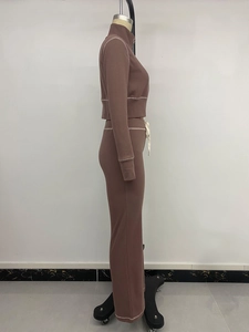 Detailansicht eines mokka-farbenen Strickanzugs mit kurzer Jacke und Tunnelzughose