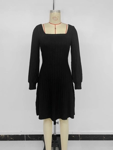 Détail de la robe noire en tricot avec col carré et texture de tissu à côtes verticales
