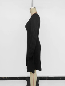 Vue latérale d'une robe en maille noire à manches longues et coupe ajustée sur mannequin