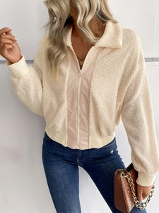 Détail de la veste en polaire beige montrant la laine d'agneau texturée et la doublure
