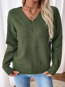 Détails du pull en tricot vert foncé à col en V avec poignets côtelés et épaules tombantes
