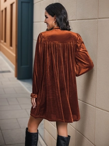 Vue détaillée du dos plissé d'une robe longue en velours de couleur caramel