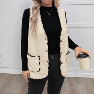 Gilet chic in pile crema con cuciture nere a coperta e bottoni in legno per l'autunno