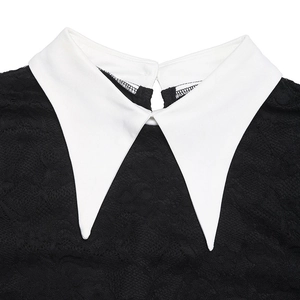 Détail d'une robe en dentelle vintage avec col blanc contrasté et bouton au dos