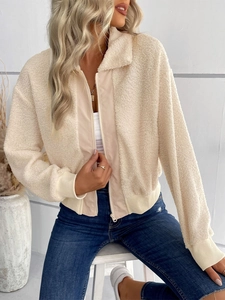 Détail d'une veste en polaire sherpa montrant la texture et les poignets côtelés