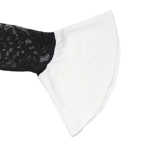 Détail de poignets en dentelle noire élégante avec manches cloche blanches contrastées