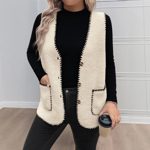 Gilet donna in sherpa crema con scollo a V, cuciture a sopraggitto nere e bottoni tartarugati