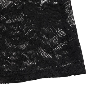 Gros plan sur un élégant tissu en dentelle noire avec des détails de maille florale