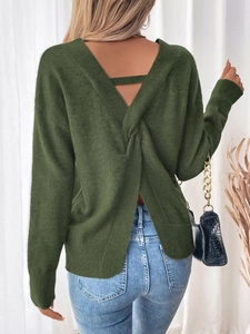Gros plan d'un pull en maille vert olive avec un design dos nu à nœud torsadé élégant