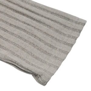 Detailansicht aus grauem Rippstrick mit weicher Textur und elastischen Rippbündchen