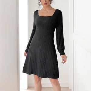Robe en tricot noire élégante avec col carré, coupe trapèze et longues manches bouffantes
