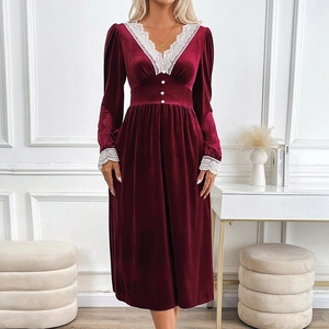 Élégante robe en velours rouge vin avec col en V en dentelle blanche et manches longues