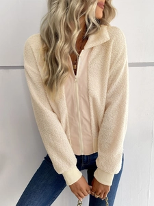 Détail de la veste en polaire sherpa blanche avec col montant et poignets côtelés doux