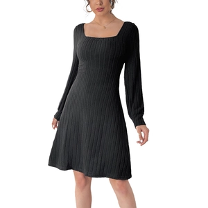 Robe trapèze élégante en maille noire à manches longues et encolure carrée