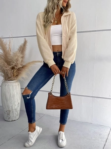 Détail d'une veste zippée en polaire sherpa blanc crème avec un col montant