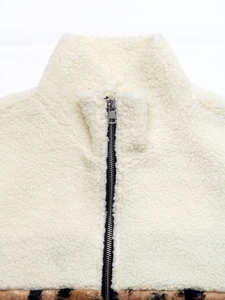 Détail du patchwork imprimé léopard et zip sur une veste en polaire beige doux