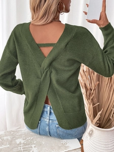 Vue détaillée du pull en tricot vert foncé avec dos en V ouvert et détail de nœud torsadé
