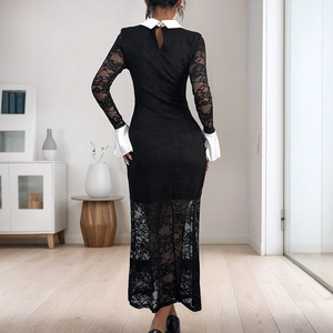Robe longue élégante en dentelle noire avec col blanc contrasté et coupe ajustée chic