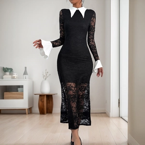 Robe longue en dentelle noire élégante avec col blanc et poignets évasés