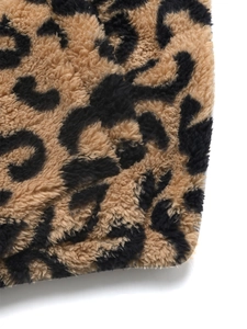 Gros plan sur le tissu en laine à imprimé léopard avec une texture douce en peluche